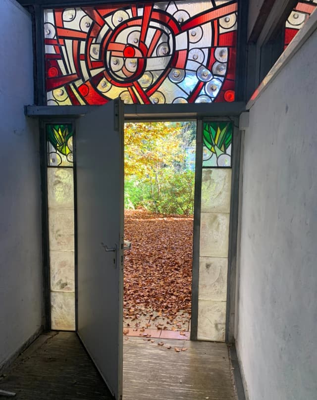 Schoschana - die Urblume. 
Glasfenster-Supraporte in der Erich Schickling Stiftung.
Wechselndes Geschick in Freud und Leid, weiß und rot.

#erichschickling #schicklingstiftung #erichschicklingstiftung #ottobeuren #günztal #kunststiftung #architektur #philosophie #mythologie #natur #allgaeutourist #religion #kunst #malerei #mystik #theologie #dichtung #veranstaltungen #hinterglasmalerei #glasmalerei #glasfenster #herbstlicht #herbstlaub
