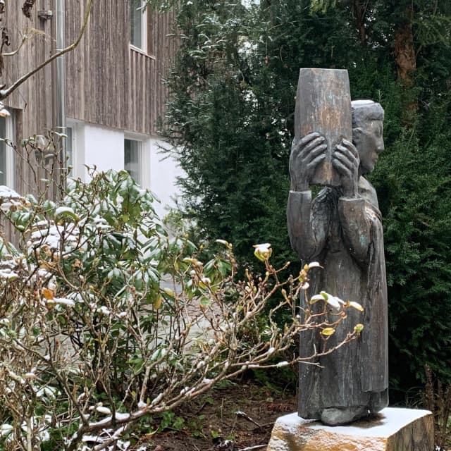 ADVENT - stilles Hoffen auf das Heilige Wort
Skulptur von Franz Hämmerle
im Innenhof der Erich Schickling Stiftung

#erichschickling #schicklingstiftung #erichschicklingstiftung #ottobeuren #günztal #kunststiftung #architektur #philosophie #mythologie #natur #allgaeutourist #religion #kunst #malerei #mystik #theologie #dichtung #meditation