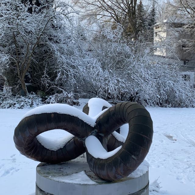 Drei Ringe, Skulptur in Eggisried, 
und Worte des Dichters: 

Das kristallene 
Reich des Winters

Die Stille 
des Schnees

Deine Wege
im Wandel der Zeit

Und über allem
hell, unsagbar
die Antwort des Lichts

Rainer Firmbach

#erichschickling #schicklingstiftung #erichschicklingstiftung #ottobeuren #günztal #kunststiftung #architektur #philosophie #mythologie #natur #allgaeutourist #religion #kunst #malerei #mystik #theologie #dichtung #skulptur