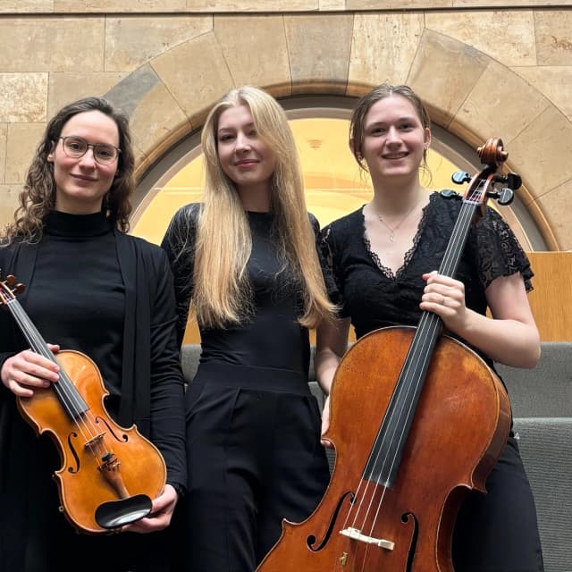 Das ADULARIA TRIO
Felicitas Marxer, Violine - Leonie Harrer, Violoncello - Mariia Lychana, Klavier
errang diese Woche den 2. Preis beim Kammermusik-Wettbewerb 2026 des Leopold Mozart College of Music Augsburg.
Am Samstag 13. Juni um 16 Uhr sind sie in der Erich-Schickling-Stiftung Eggisried zu erleben mit Werken der Romantik.

@lmc_uni_augsburg
@leonieharrercello

#erichschickling #schicklingstiftung #erichschicklingstiftung #ottobeuren #günztal #unterallgäu  #kunststiftung #architektur #natur #allgaeutourist #kunst #veranstaltungen #konzerte
#KlassischeMusik #Musikgenuss 
#allgäuliebe #ausflugstipps