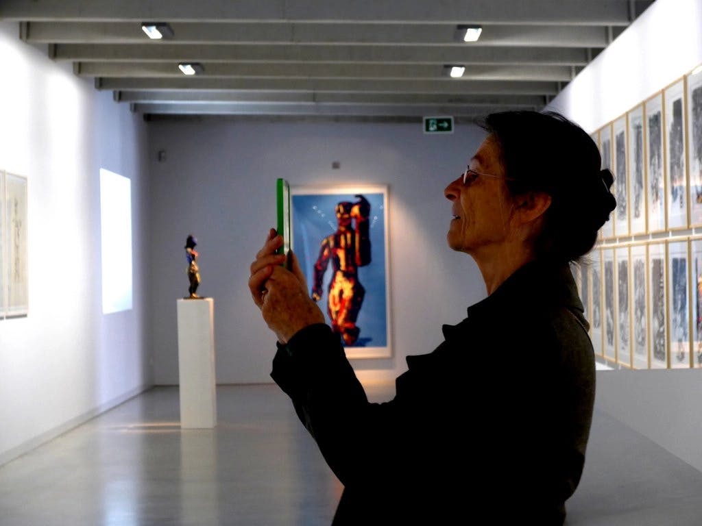 Das Foto zeigt Dr. Gertrud Roth-Bojadzhiev in der Lüpertz-Ausstellung Ottobeuren