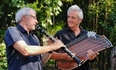 Günter Schwanghart (Klarinette) und Josef Bichlmair (Zither) beim Spielen.