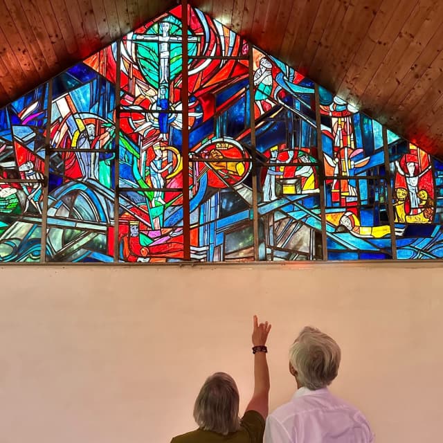 Glas und Licht - Sonderführung zur Technik von Glasmalerei und Hinterglas mit Dr. Gertrud Roth-Bojadhziev
am Sonntag 28.Sept. um 15 Uhr
Hauskapelle Eggisried. Herzliche Einladung!
#erichschickling #schicklingstiftung #erichschicklingstiftung #ottobeuren #günztal #kunststiftung #architektur #mythologie #natur #allgaeutourist #religion #kunst #malerei #mystik #theologie #veranstaltungen #hinterglasmalerei #glasmalerei #glasfenster #kapellen